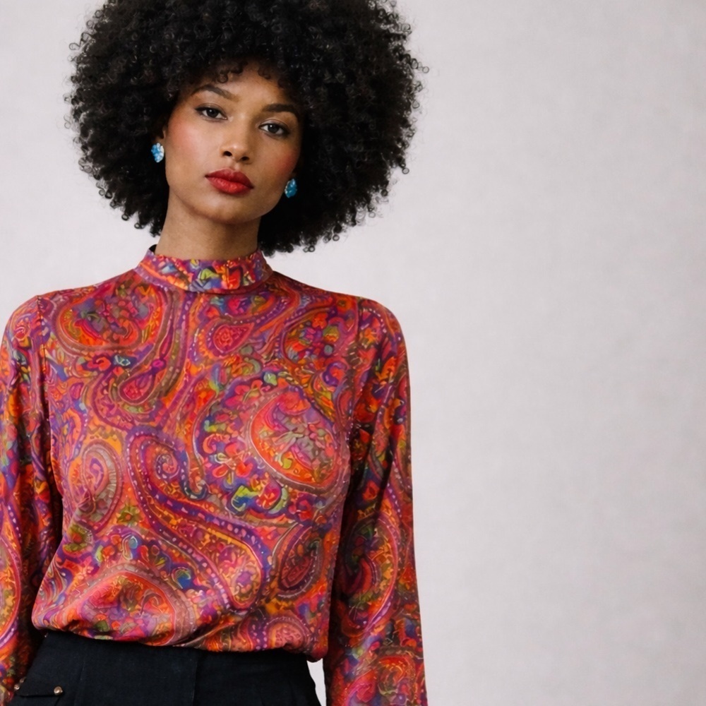 Vintage silky paisley long sleeve top with fabric covered neck buttons. 12